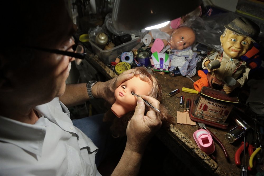 50 yıldır oyuncak tamiri yapıyor