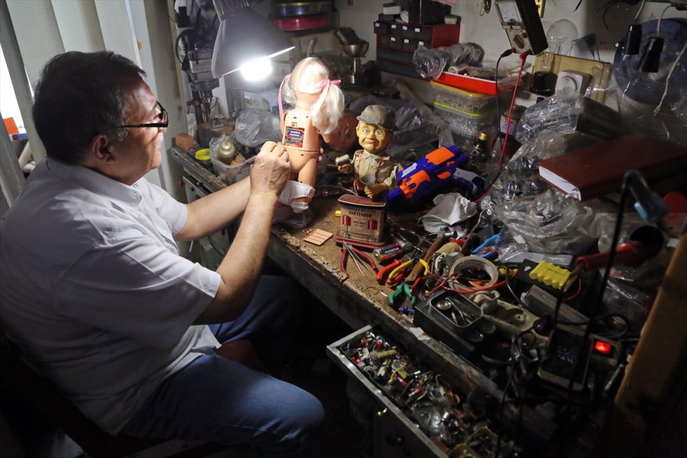 50 yıldır oyuncak tamiri yapıyor