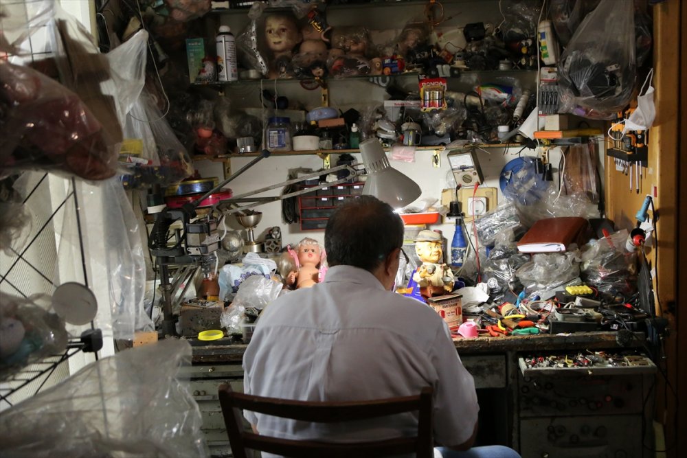 50 yıldır oyuncak tamiri yapıyor