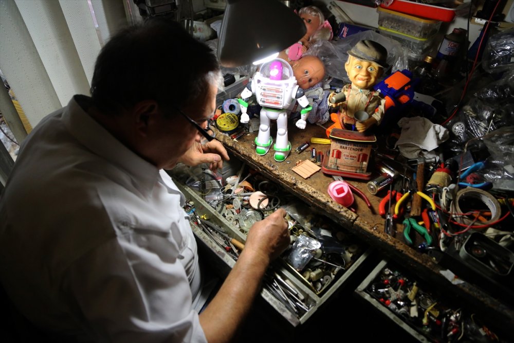 50 yıldır oyuncak tamiri yapıyor