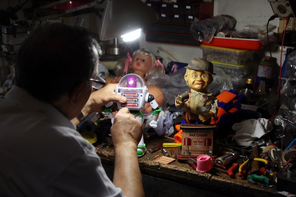 50 yıldır oyuncak tamiri yapıyor