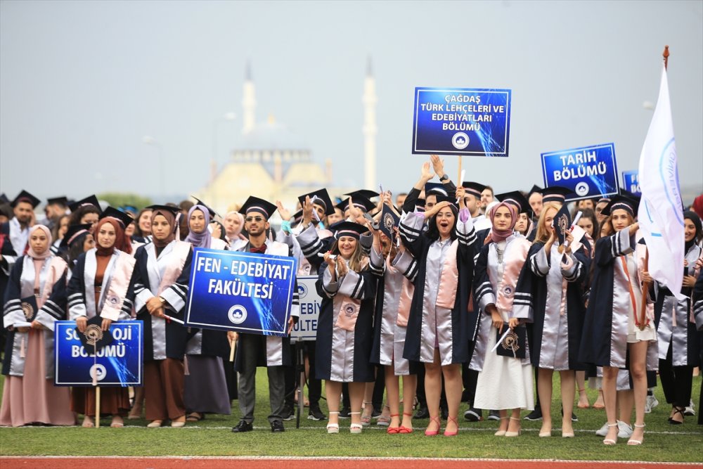 Kırklareli Üniversitesinde 4 bin 772 öğrenci mezuniyet heyecanı yaşadı
