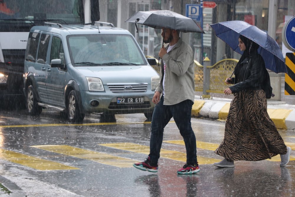 Edirne'de gök gürültülü sağanak hayatı olumsuz etkiledi