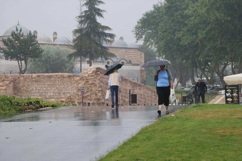 Edirne'de gök gürültülü sağanak hayatı olumsuz etkiledi