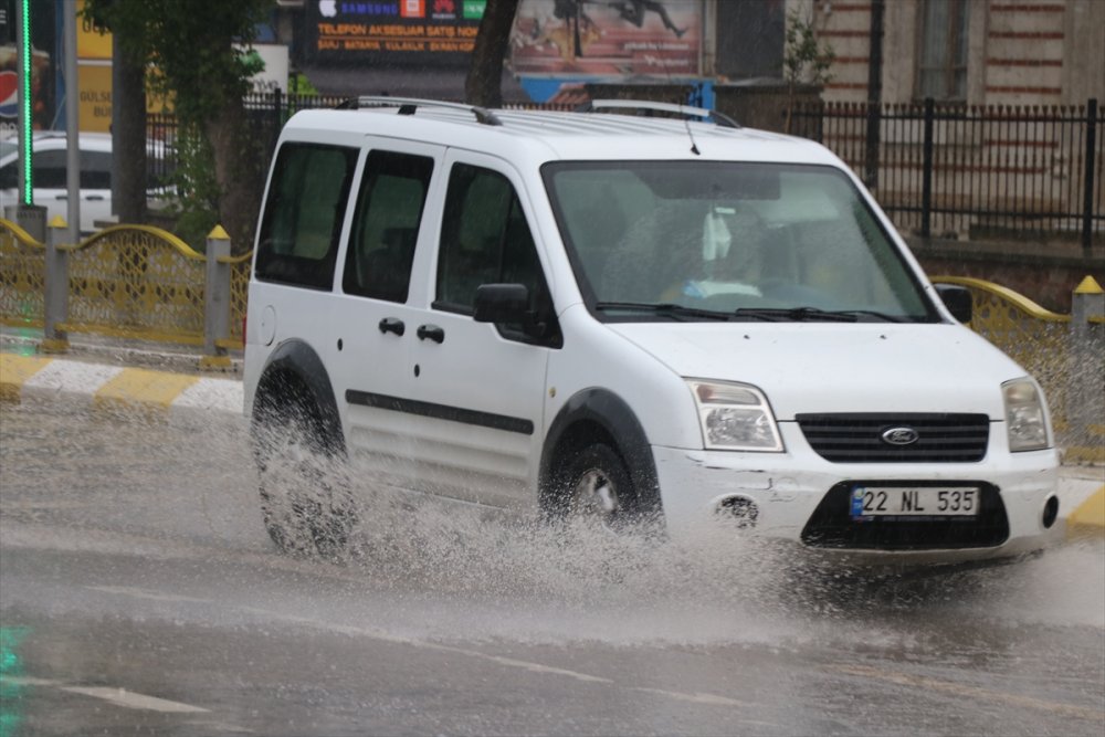 Edirne'de gök gürültülü sağanak hayatı olumsuz etkiledi