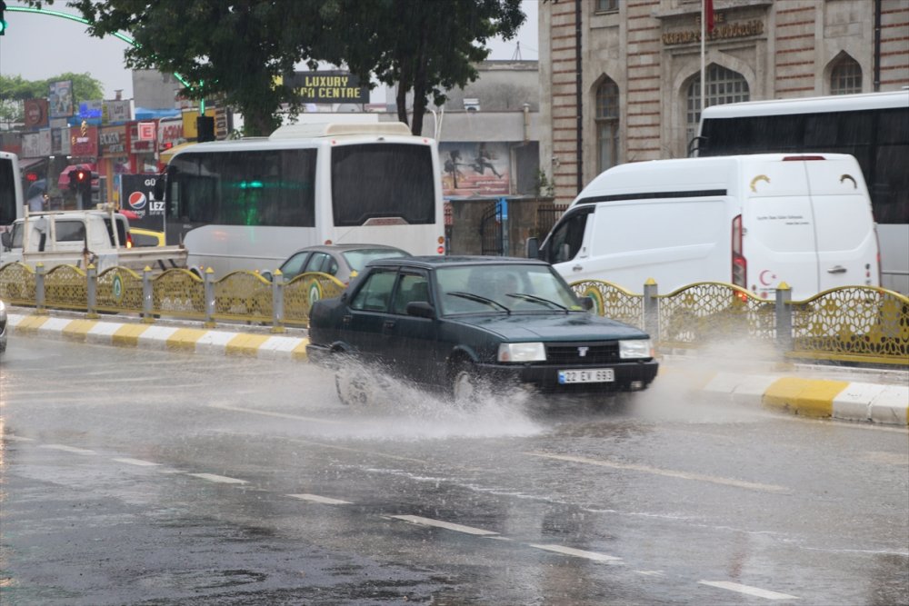 Edirne'de gök gürültülü sağanak hayatı olumsuz etkiledi