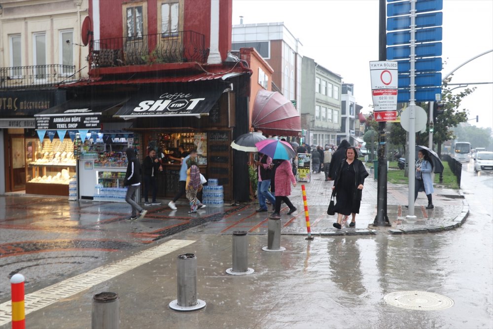 Edirne'de gök gürültülü sağanak hayatı olumsuz etkiledi