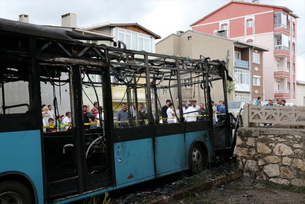 Sivas'ta park halindeki halk otobüsü yandı