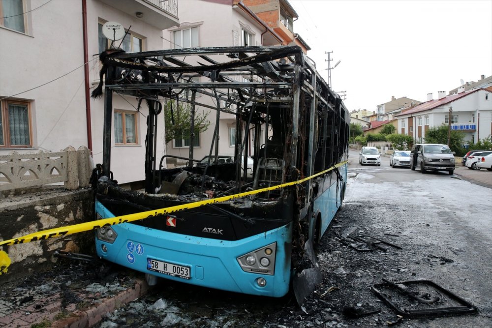Sivas'ta park halindeki halk otobüsü yandı