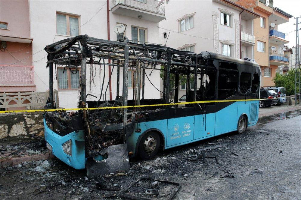 Sivas'ta park halindeki halk otobüsü yandı