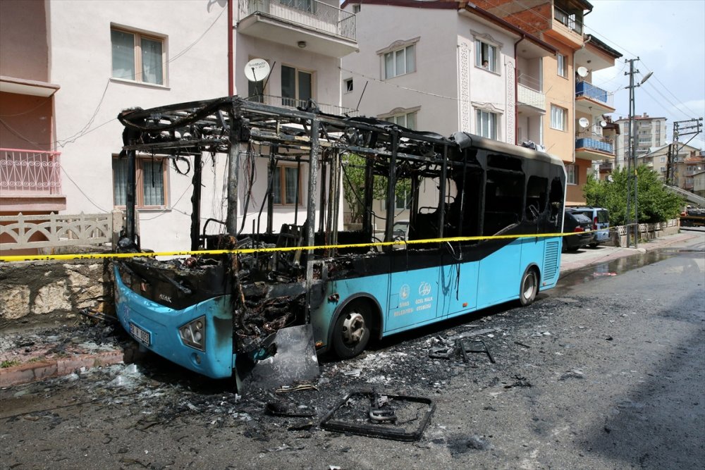 Sivas'ta park halindeki halk otobüsü yandı