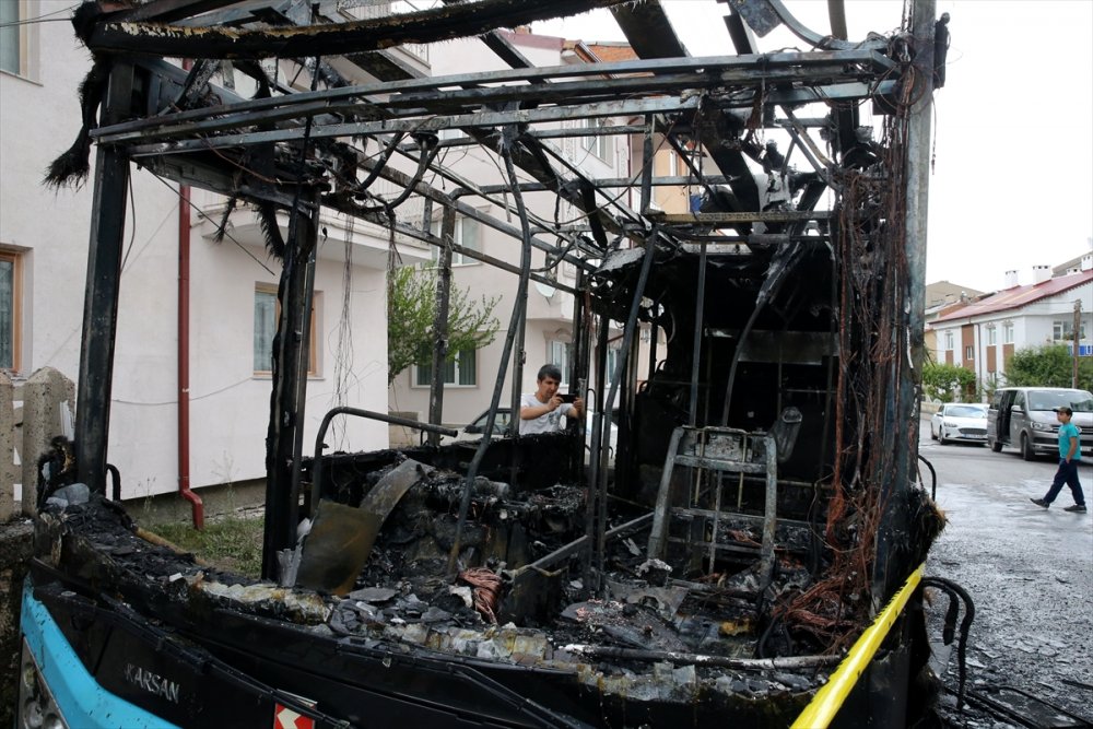 Sivas'ta park halindeki halk otobüsü yandı