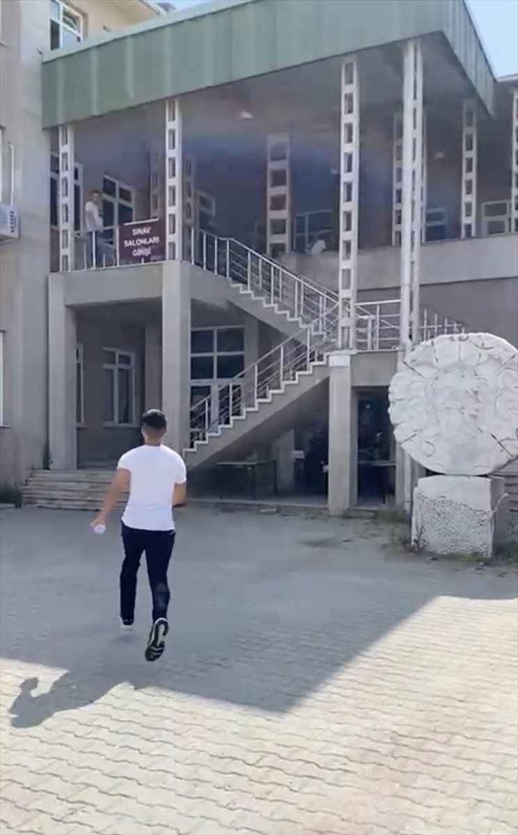 Edirne'de yanlış salona gelen öğrenciyi YKS'ye Yunus Timi polisleri yetiştirdi