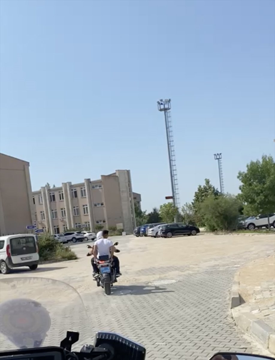 Edirne'de yanlış salona gelen öğrenciyi YKS'ye Yunus Timi polisleri yetiştirdi