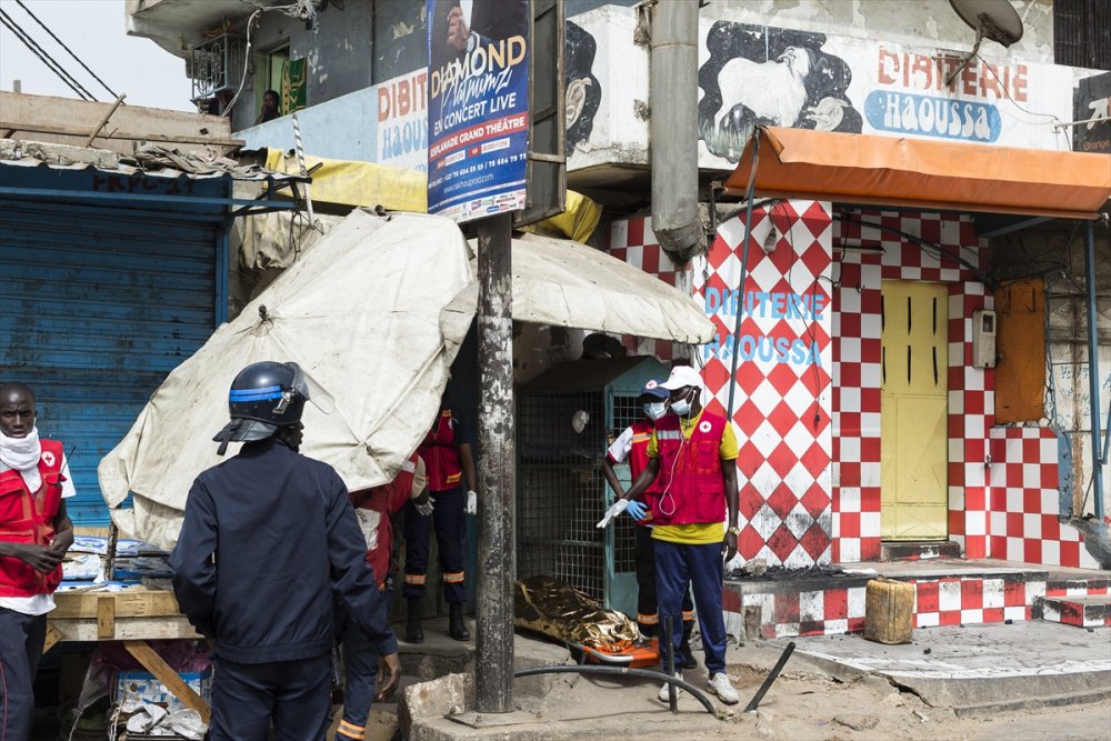 Senegal'de muhalefet, gösteri yasağına rağmen sokağa indi 1 kişi HAYATINI KAYBETTi