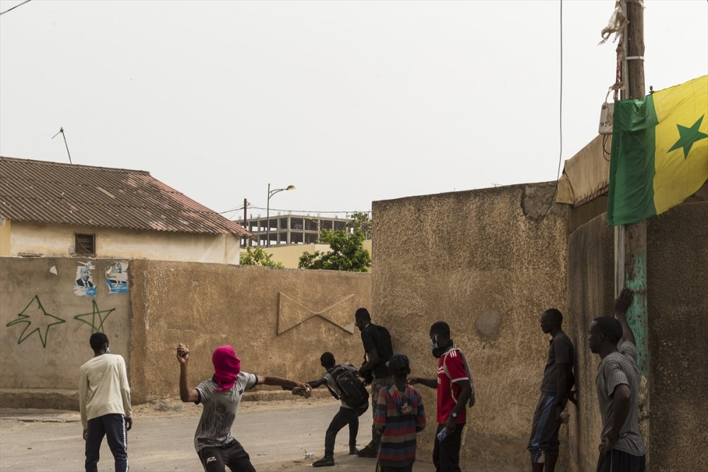 Senegal'de muhalefet, gösteri yasağına rağmen sokağa indi 1 kişi HAYATINI KAYBETTi