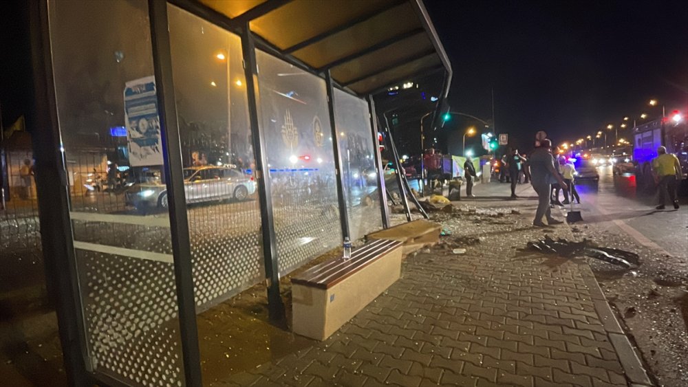 İstanbul'da bir aracın önce otomobile ardından otobüs durağına çarpması sonucu 5 kişi yaralandı