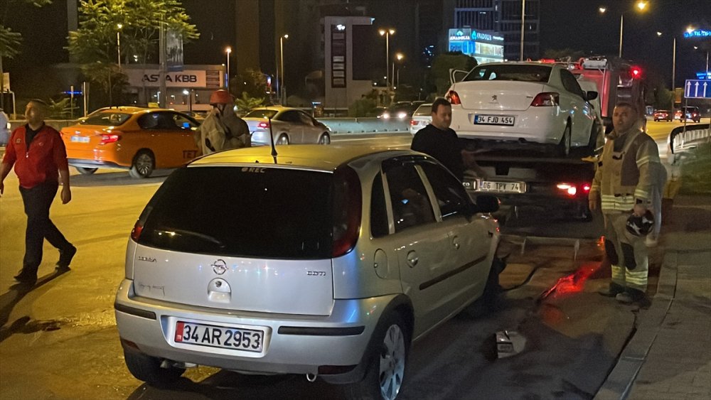 İstanbul'da bir aracın önce otomobile ardından otobüs durağına çarpması sonucu 5 kişi yaralandı