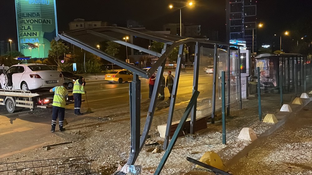 İstanbul'da bir aracın önce otomobile ardından otobüs durağına çarpması sonucu 5 kişi yaralandı