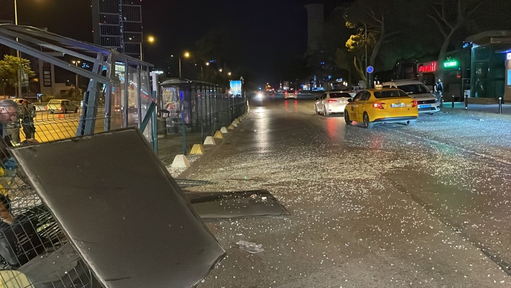 İstanbul'da bir aracın önce otomobile ardından otobüs durağına çarpması sonucu 5 kişi yaralandı