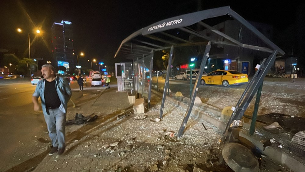 İstanbul'da bir aracın önce otomobile ardından otobüs durağına çarpması sonucu 5 kişi yaralandı