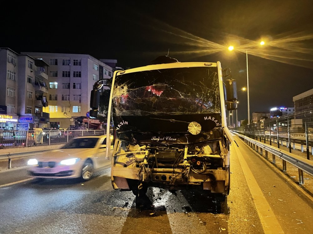 İstanbul'da servis otobüsü ile çekicinin çarpışması sonucu  9 kişi yaralandı