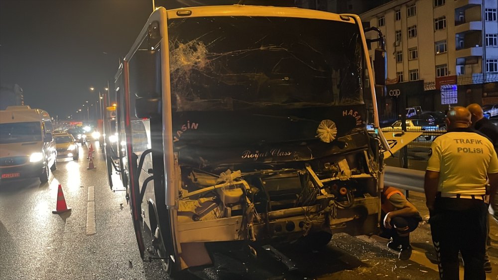 İstanbul'da servis otobüsü ile çekicinin çarpışması sonucu  9 kişi yaralandı