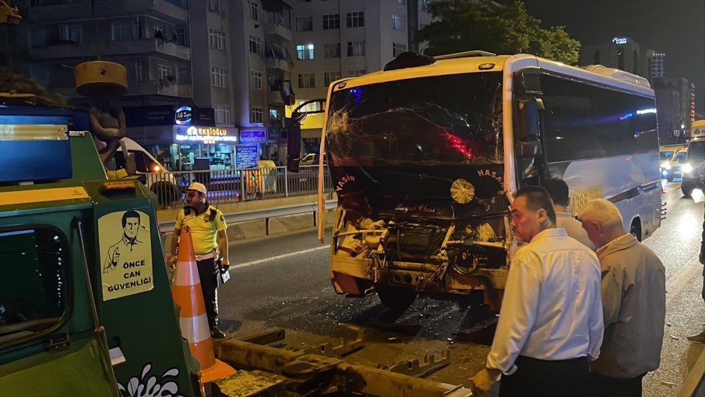 İstanbul'da servis otobüsü ile çekicinin çarpışması sonucu  9 kişi yaralandı