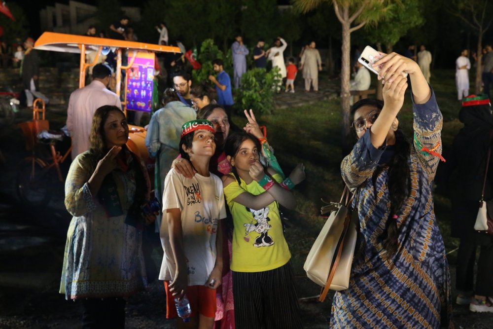 Eski Pakistan Başbakanı Han'dan enflasyon protestosu