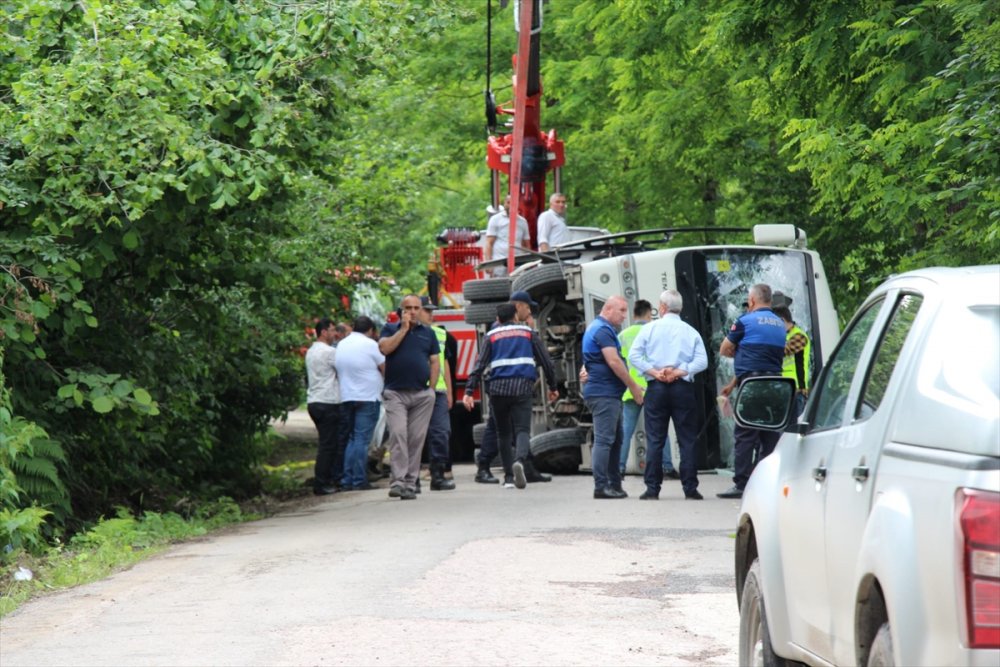 Akademisyenler ve ailelerini taşıyan midibüs devrildi, 1 kişi öldü, 19 kişi yaralandı