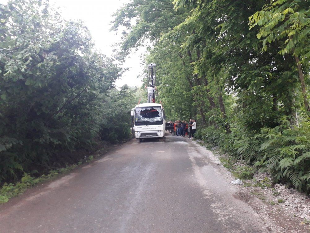 Akademisyenler ve ailelerini taşıyan midibüs devrildi, 1 kişi öldü, 19 kişi yaralandı