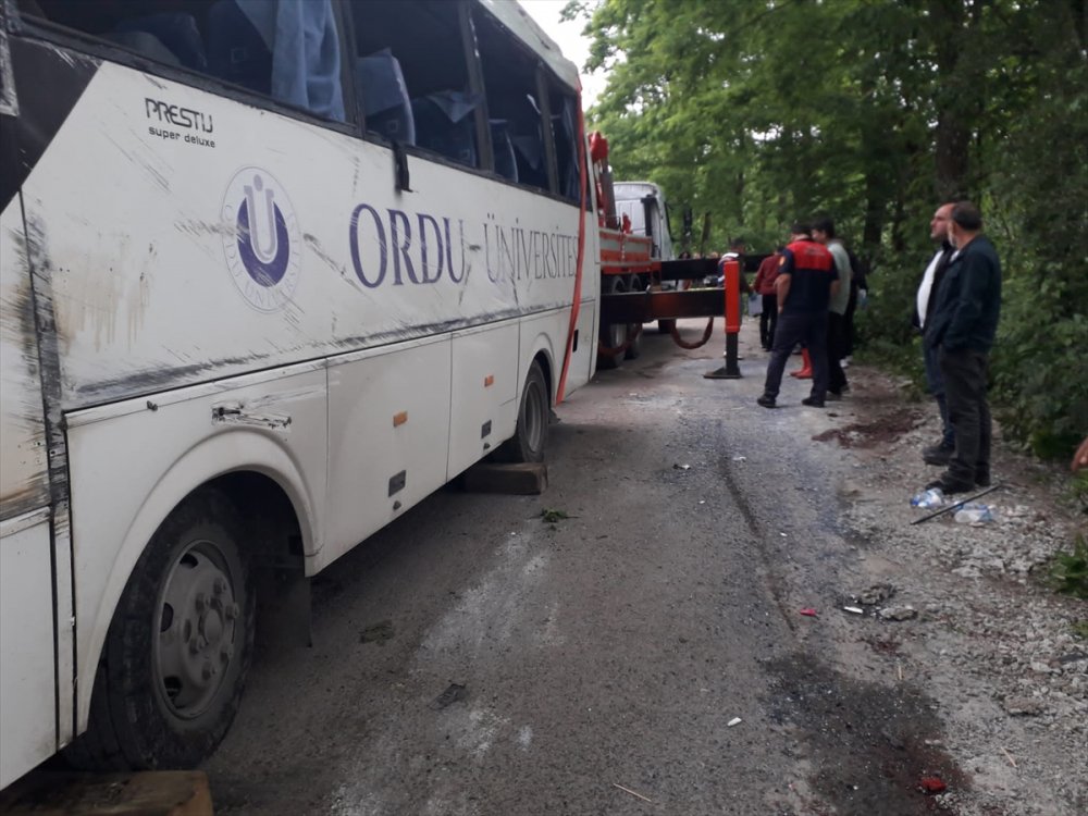 Akademisyenler ve ailelerini taşıyan midibüs devrildi, 1 kişi öldü, 19 kişi yaralandı