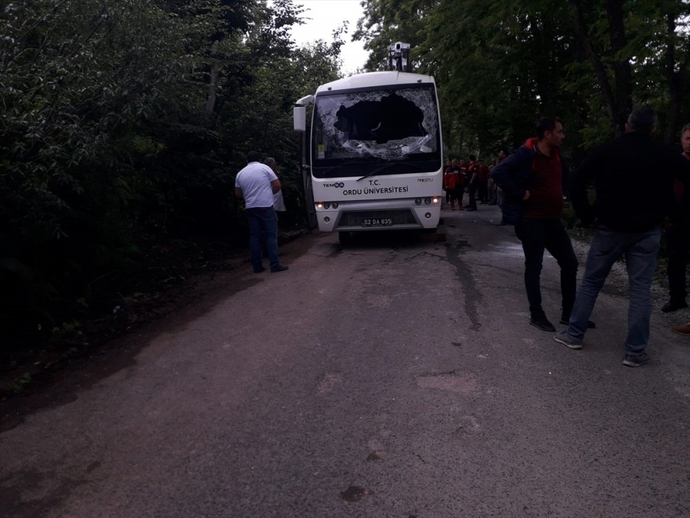 Akademisyenler ve ailelerini taşıyan midibüs devrildi, 1 kişi öldü, 19 kişi yaralandı