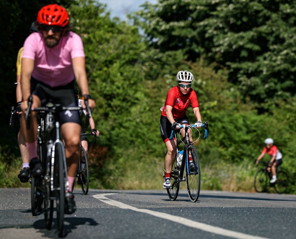 İstanbul'da yaklaşık 2 bin bisikletçi savaş mağduru çocuklar için pedal çevirdi