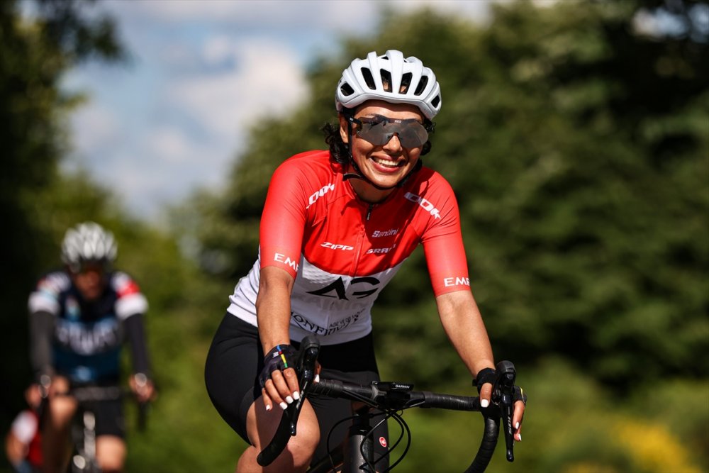 İstanbul'da yaklaşık 2 bin bisikletçi savaş mağduru çocuklar için pedal çevirdi