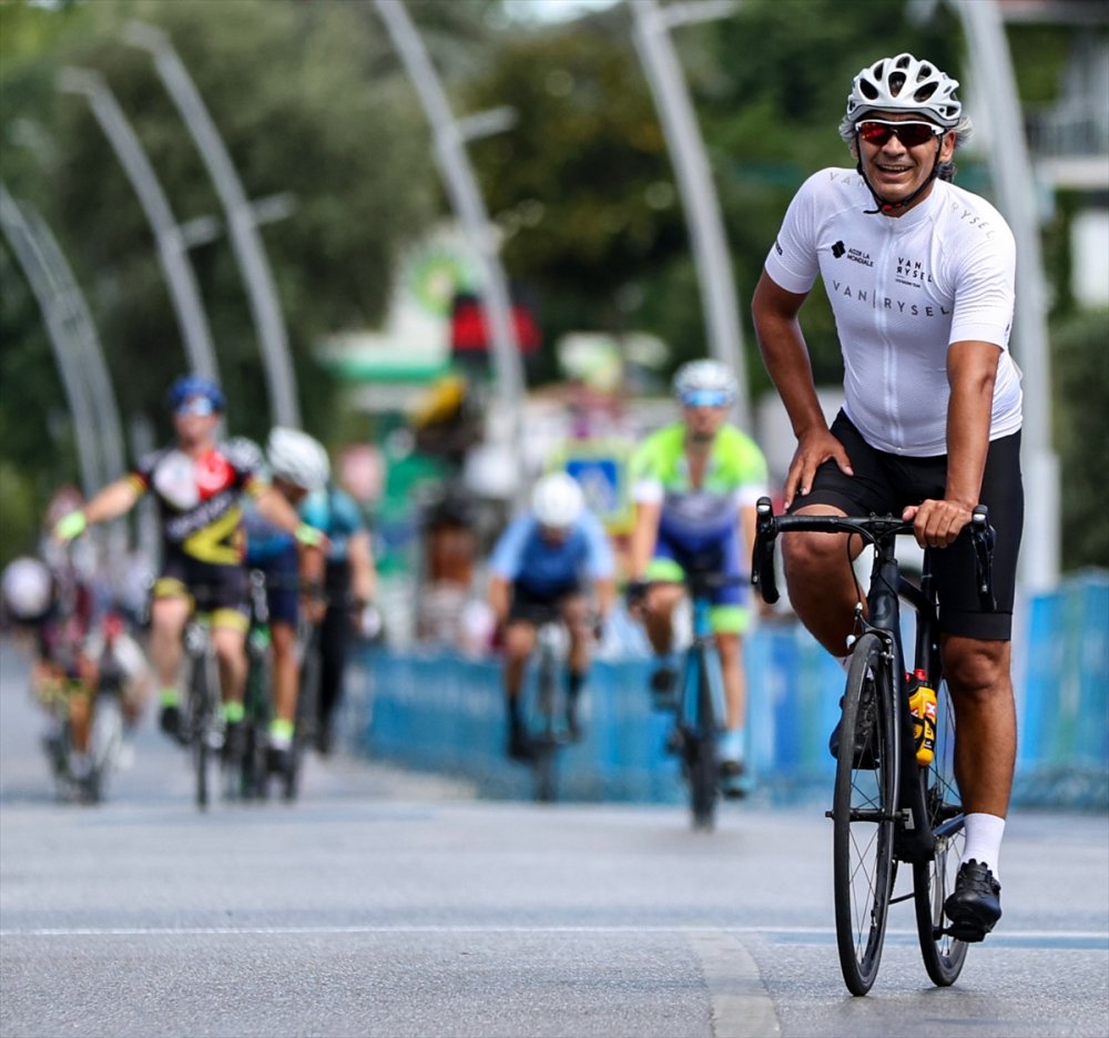 İstanbul'da yaklaşık 2 bin bisikletçi savaş mağduru çocuklar için pedal çevirdi