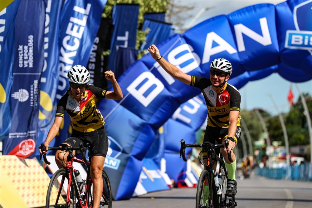 İstanbul'da yaklaşık 2 bin bisikletçi savaş mağduru çocuklar için pedal çevirdi
