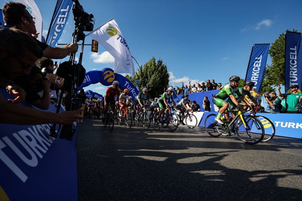 İstanbul'da yaklaşık 2 bin bisikletçi savaş mağduru çocuklar için pedal çevirdi