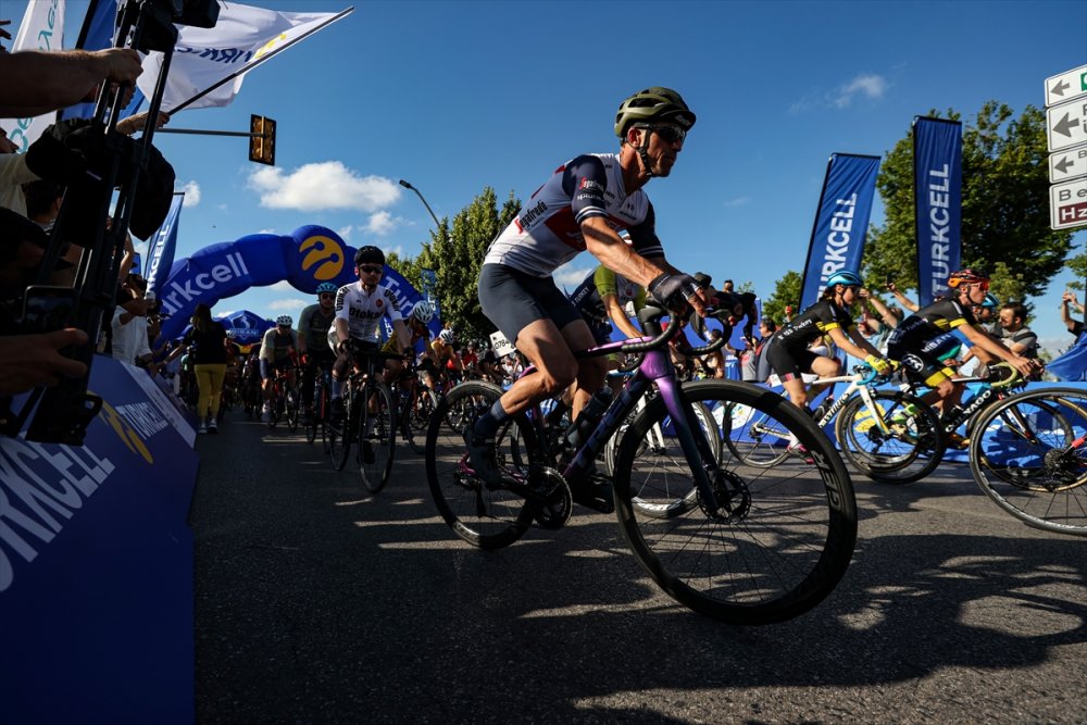 İstanbul'da yaklaşık 2 bin bisikletçi savaş mağduru çocuklar için pedal çevirdi