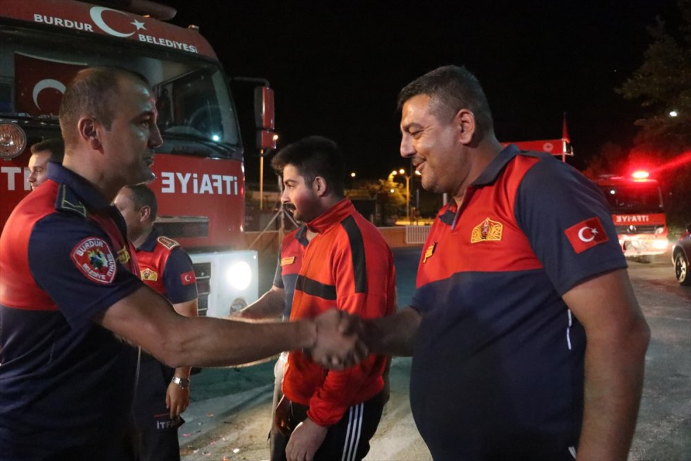 Marmaris'teki orman yangınından dönen alev savaşçılarına Burdur'da karşılama düzenlendi