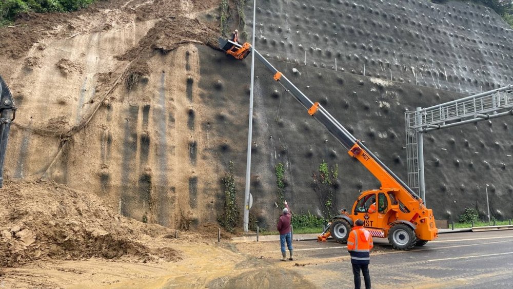 Bolu'da sağanak nedeniyle 2 köprü yıkıldı, bazı evleri su bastı