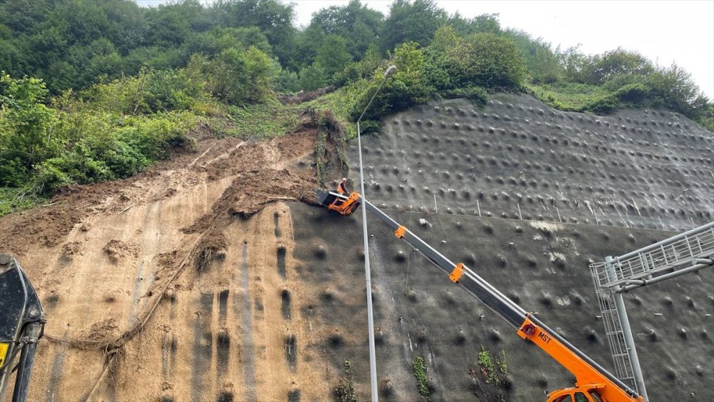 Bolu'da sağanak nedeniyle 2 köprü yıkıldı, bazı evleri su bastı