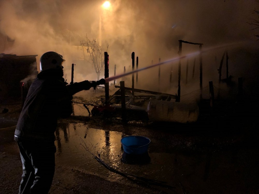 Bursa'da bir ailenin yaşadığı baraka yandı ve kullanılamaz hale geldi