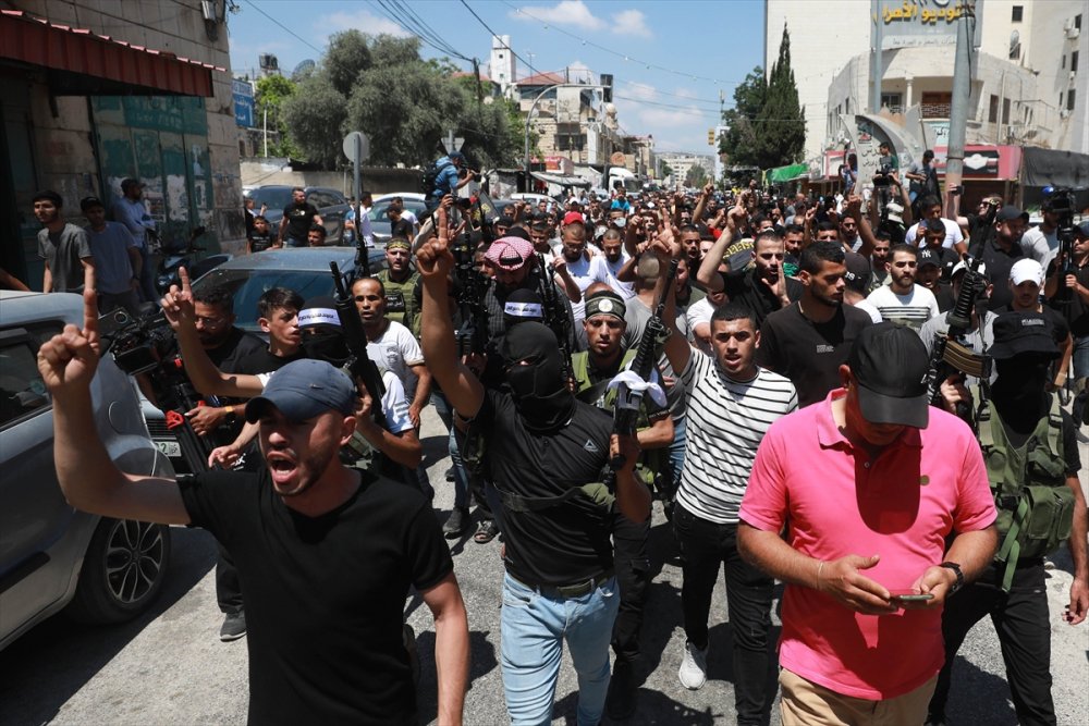 İsrail güçlerinin Cenin'e düzenlediği baskında öldürülen Filistinli genç toprağa verildi