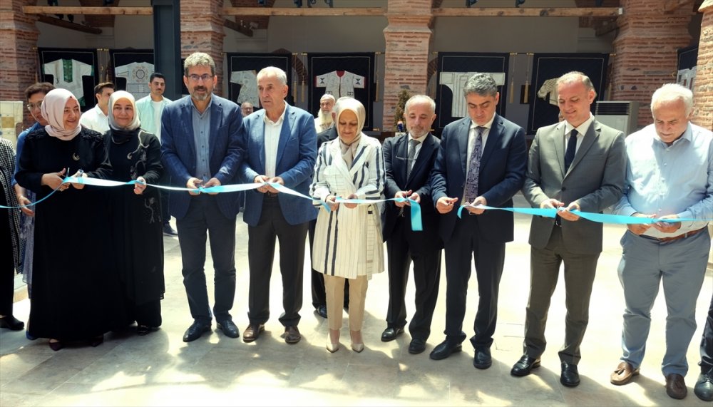 Osmanlı padişahlarının "dualı gömleklerinin" replikaları Bursa'da sergilendi