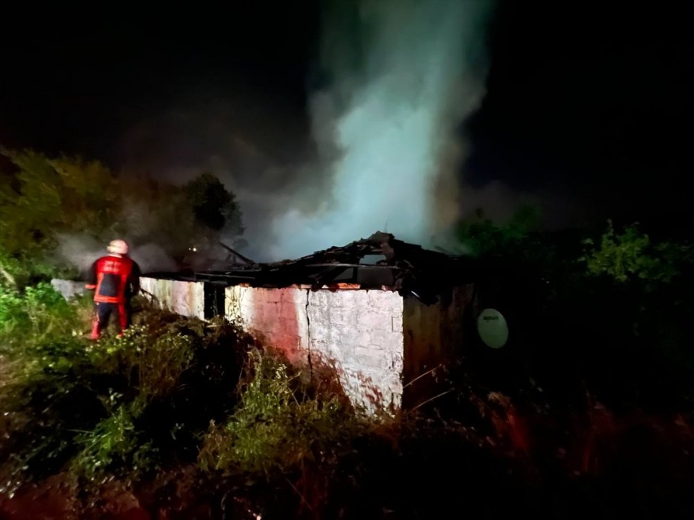 Sakarya'da bir evde çıkan yangını itfaiye söndürdü