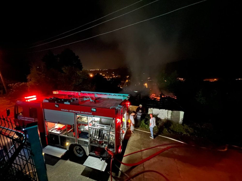 Sakarya'da bir evde çıkan yangını itfaiye söndürdü