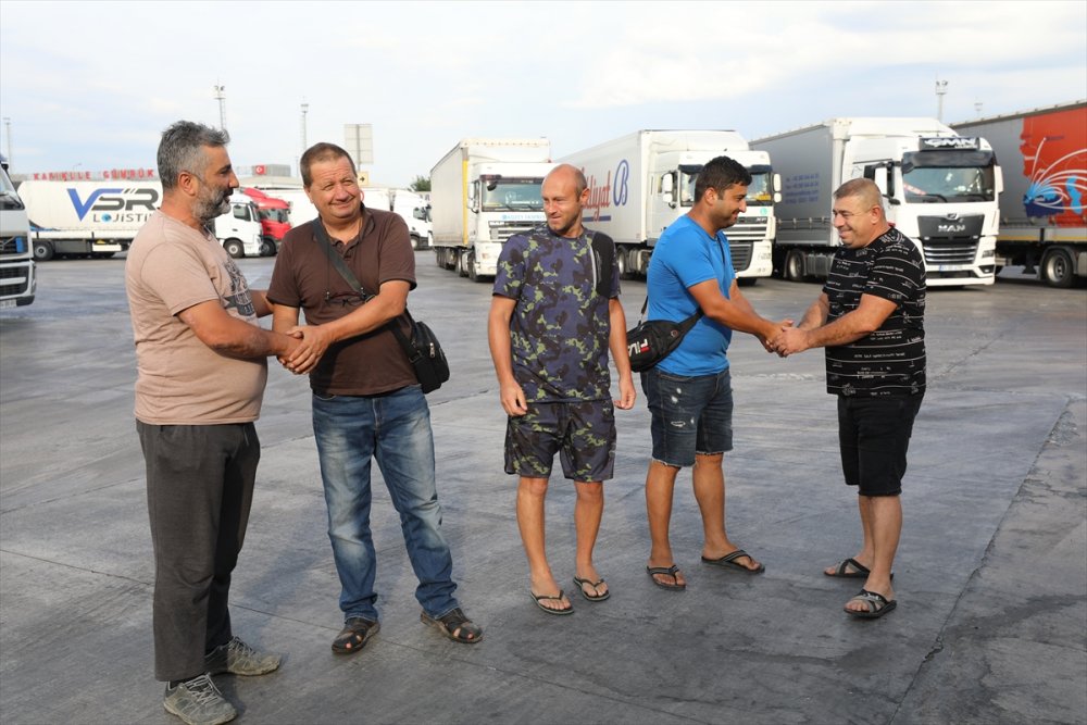Tır şoförü baba ve iki oğlu, denk geldikleri Kapıkule'de bayramlaştı