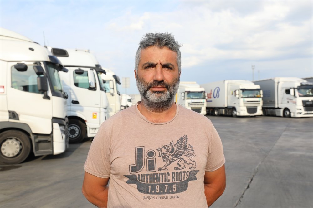 Tır şoförü baba ve iki oğlu, denk geldikleri Kapıkule'de bayramlaştı