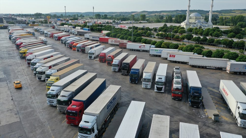 Tır şoförü baba ve iki oğlu, denk geldikleri Kapıkule'de bayramlaştı